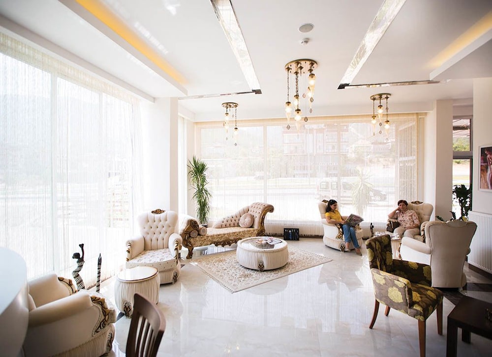 Hotel Lavin Otel