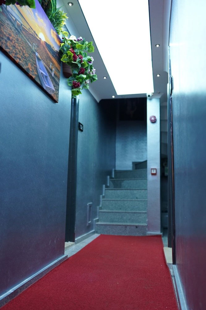 Hotel Middle Village