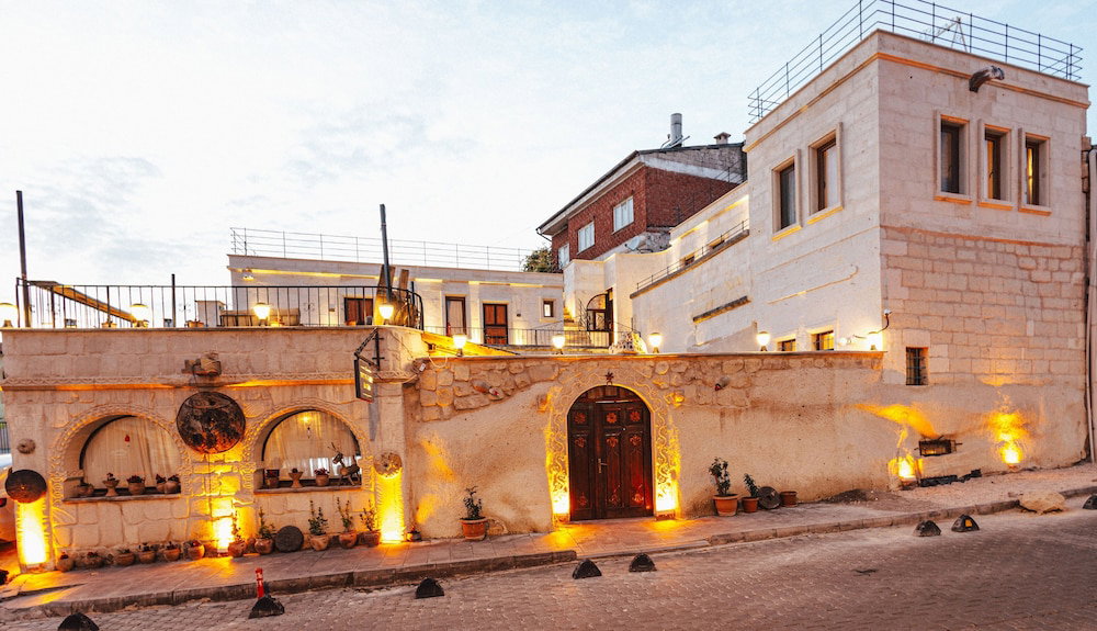 Hotel Young Cave