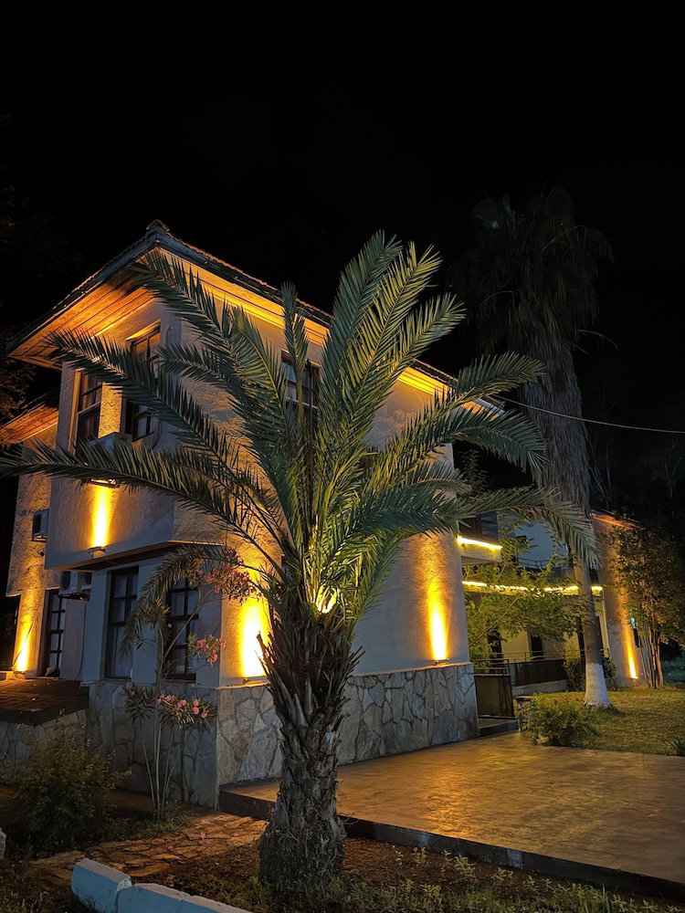 Hotel Artemis Hotel