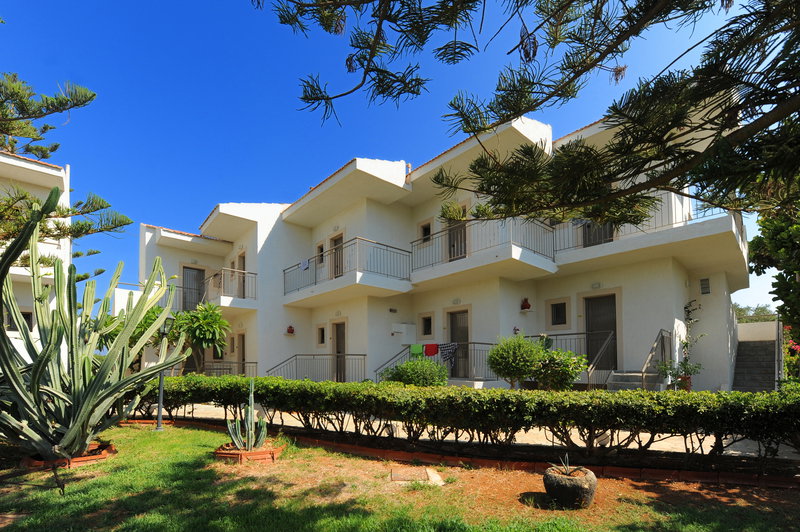 dal travel Oasis Beach Hotel