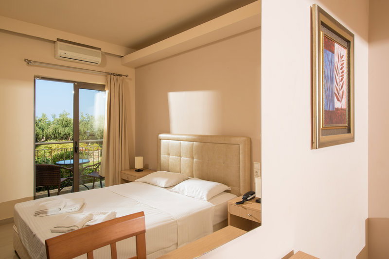 dal travel Oasis Beach Hotel