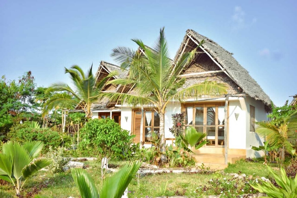 Kusini Beach Bungalows