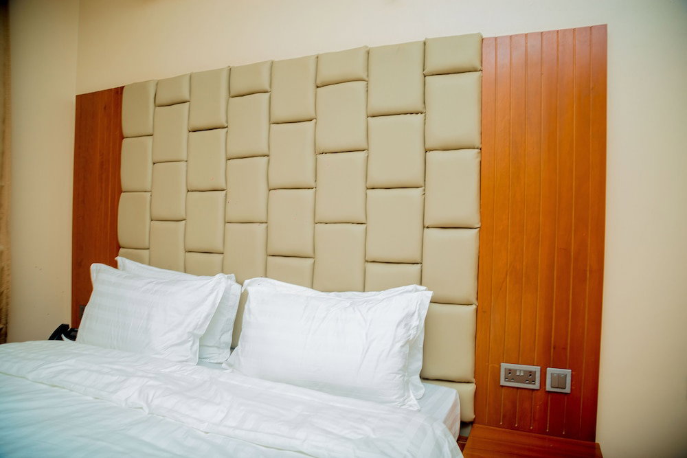 Aniny Hotel