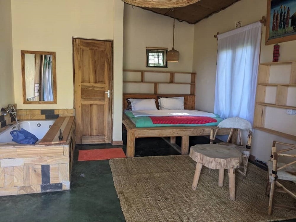 Giraffe Gallery Home-Josmac Tours & Arts