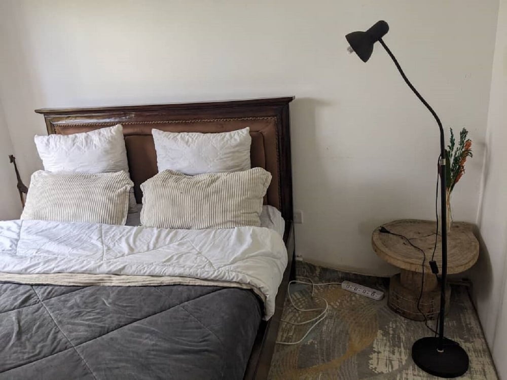 Giraffe Gallery Home-Josmac Tours & Arts