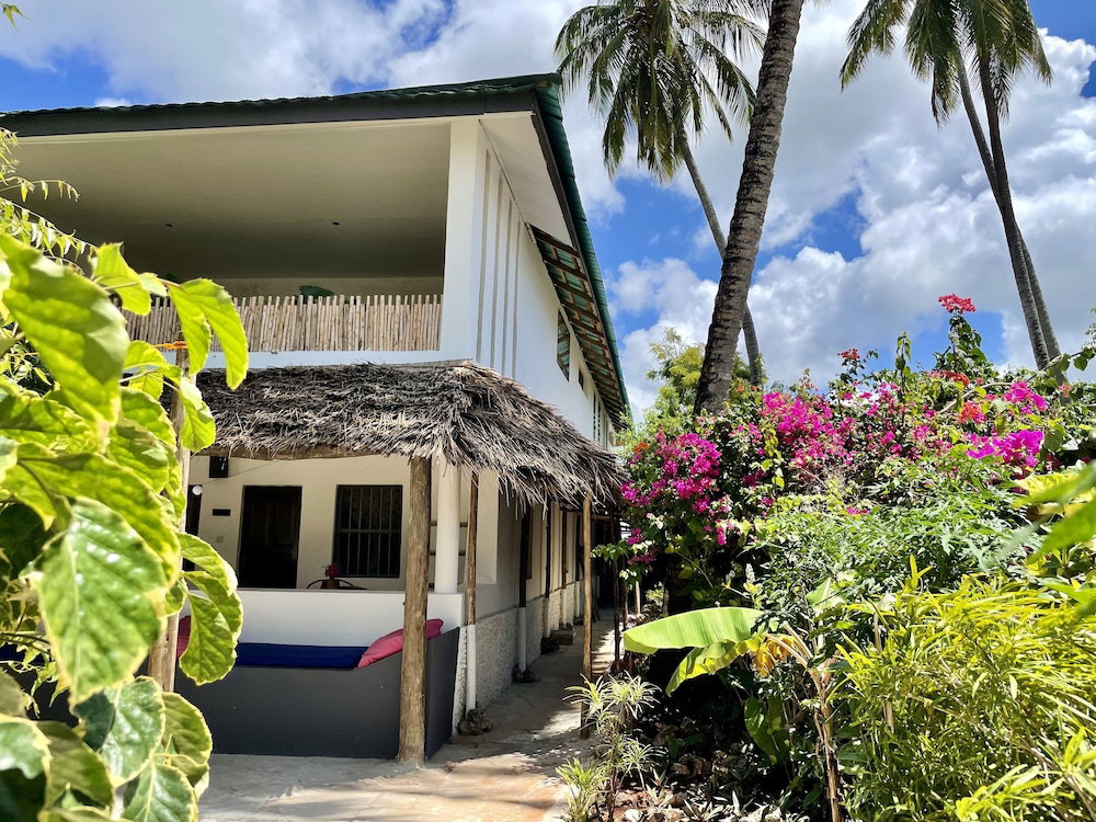 Blue Reef Sport And Fishing Lodge & Bungalows
