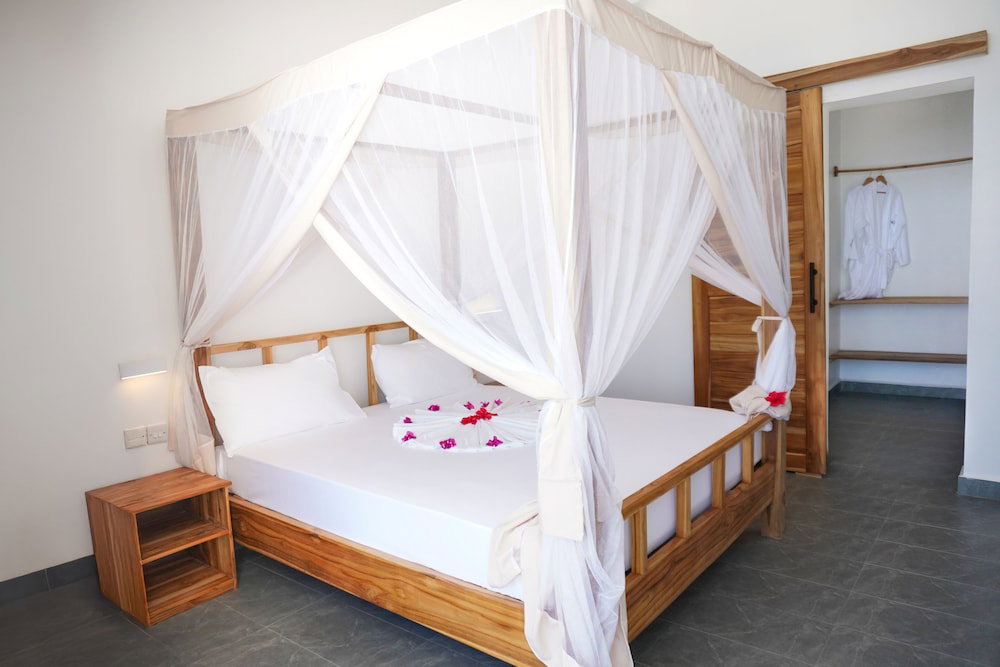 Ahg Sun Bay Mlilile Beach Hotel