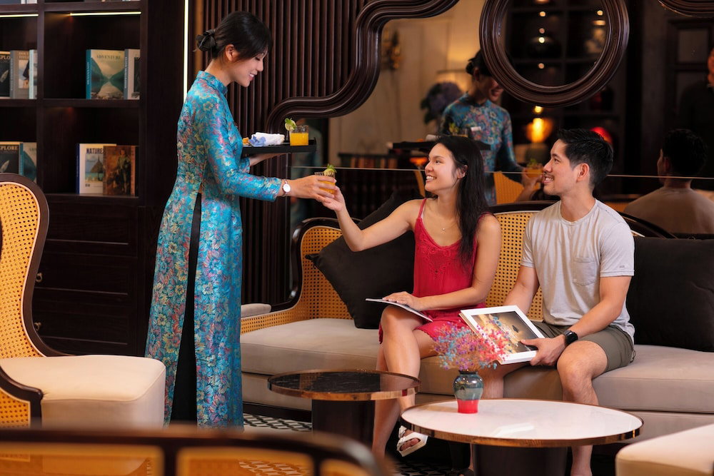May De Ville Crown Hotel