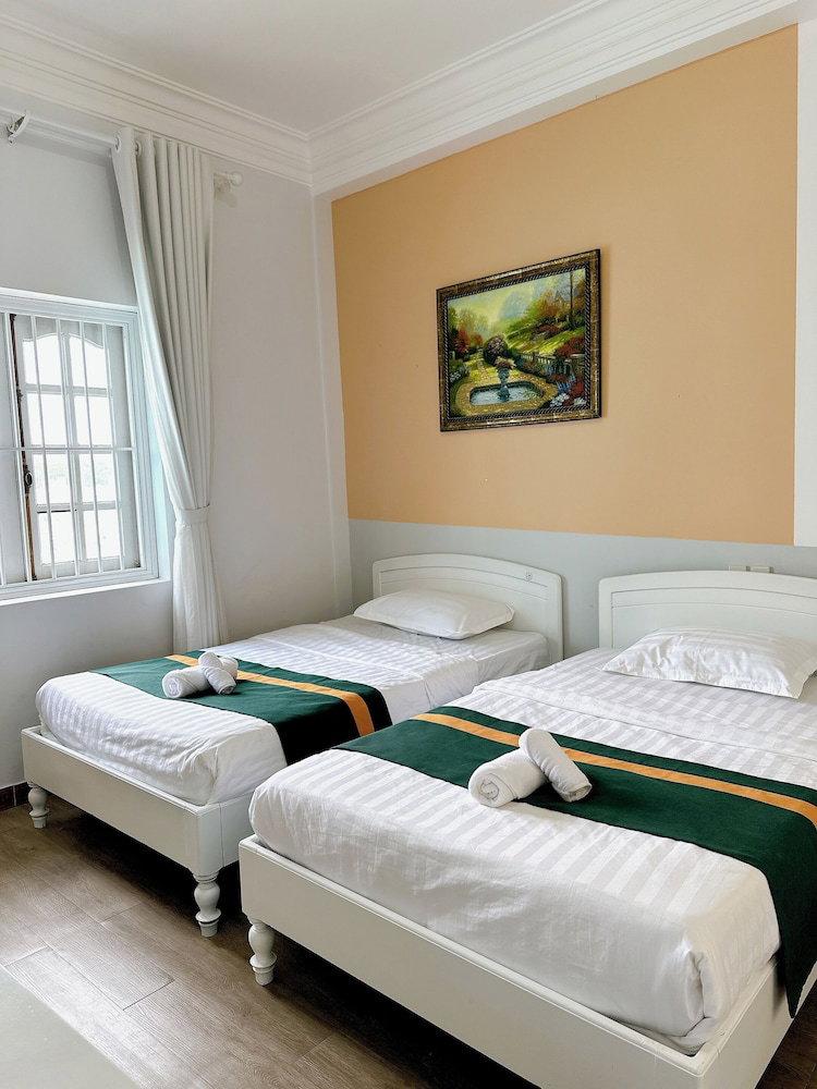 Le Petit Paris Hotel