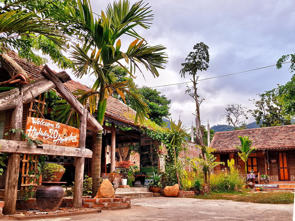 Hotel Highway 20 Homestay