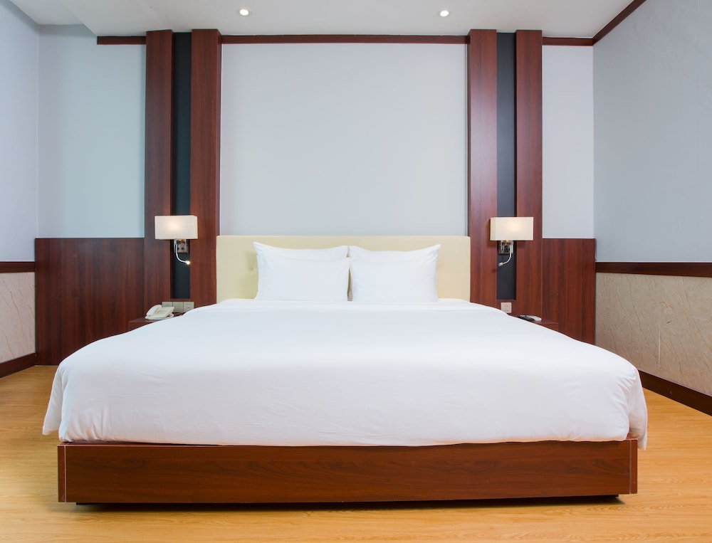 Van Phat Riverside Hotel