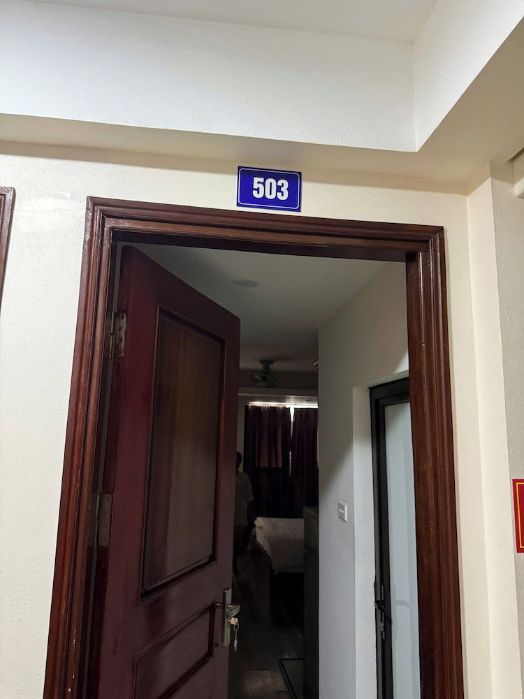 Hotel Era Apartment Ha Yen Quyet