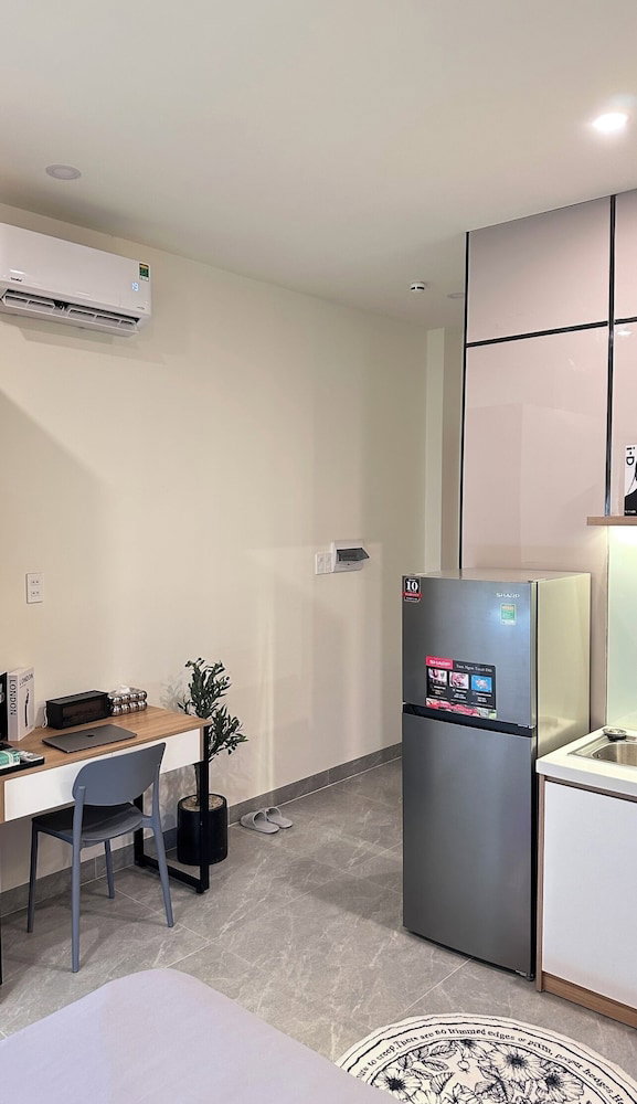 Unite Staycation Le Van Sy