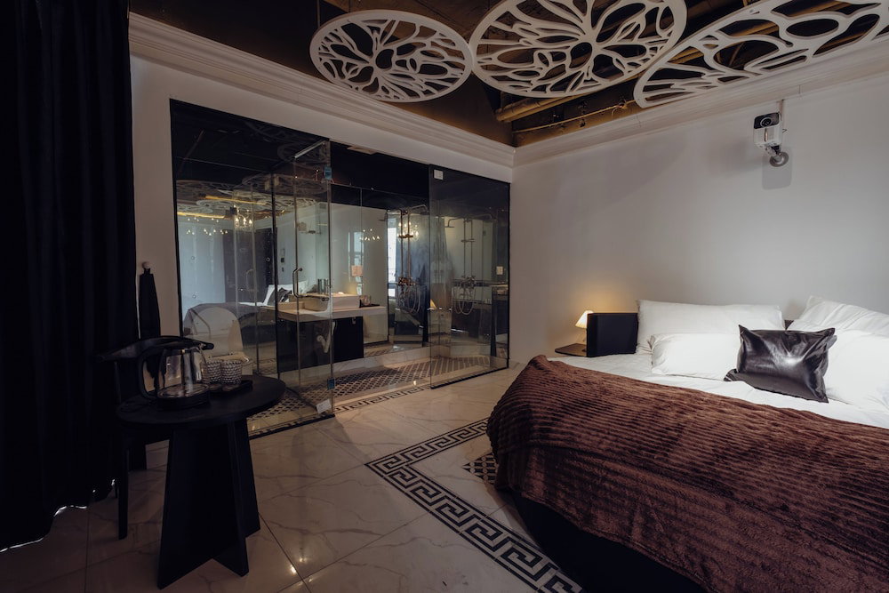 Love In The Atlantis Hotel