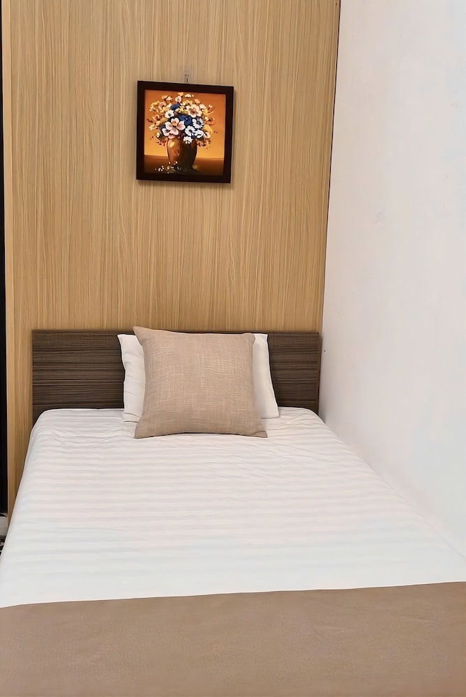 Golden Lotus Hostel & Spa Hang Dao Night Market