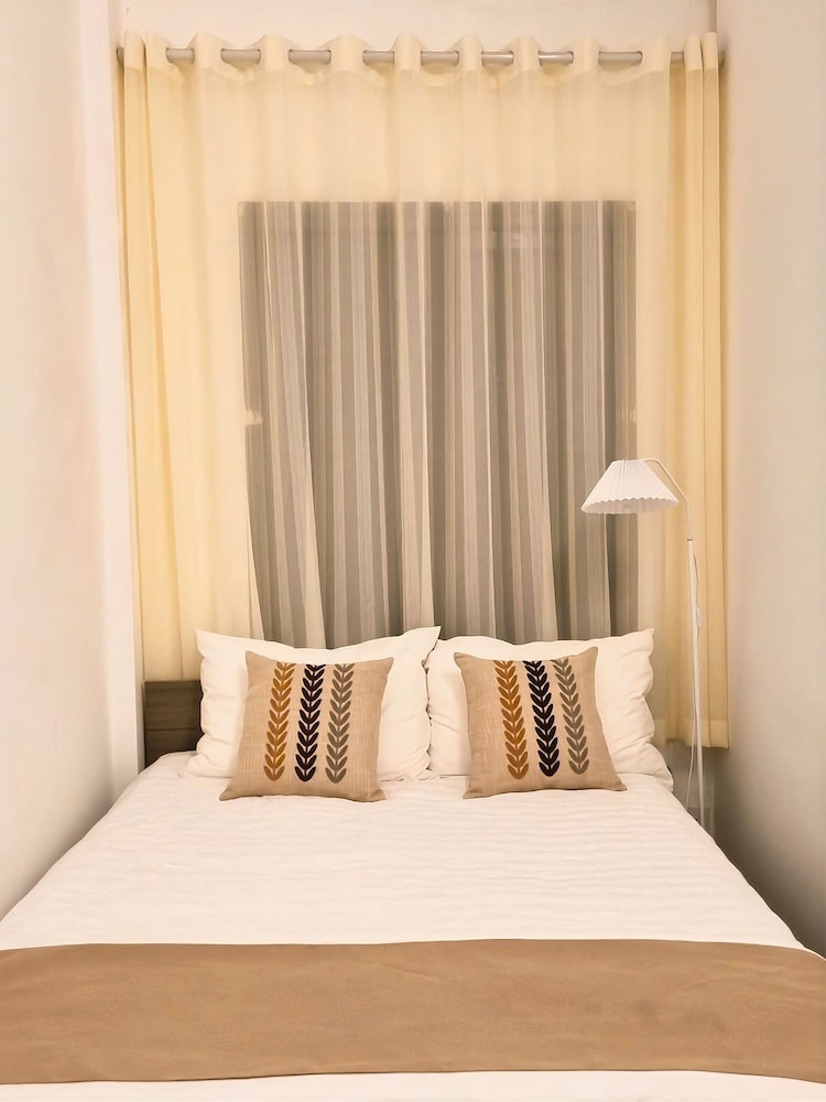 Golden Lotus Hostel & Spa Hang Dao Night Market