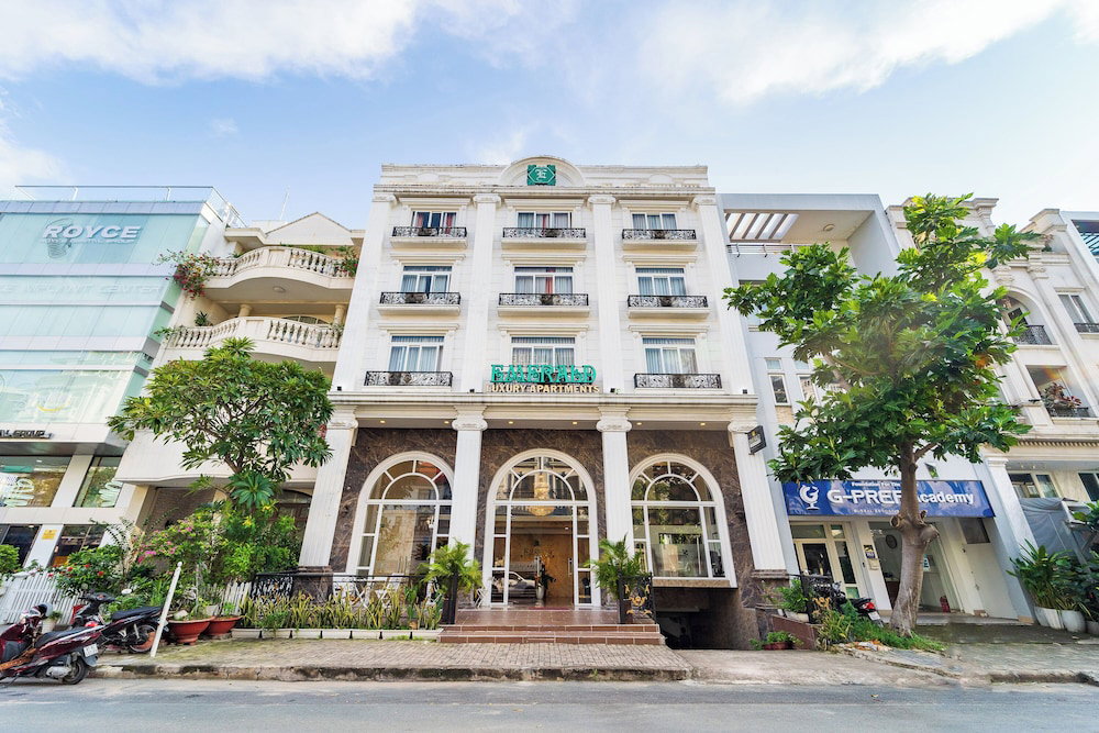 Hotel Collection O Emerald Luxury Apartment - Near Secc