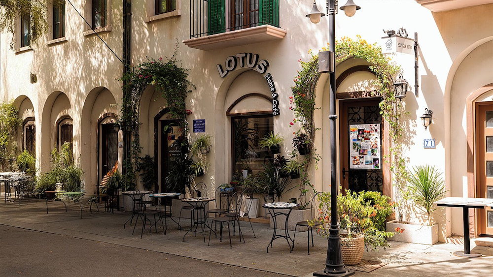 Hotel Lotus Home Cafe