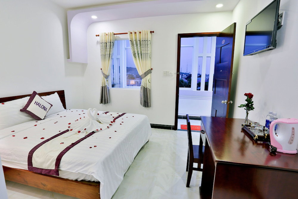 Halona Hotel
