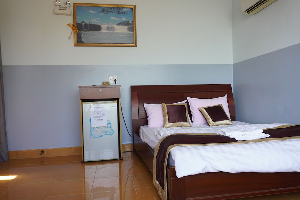 Van Long Elephants Hotel
