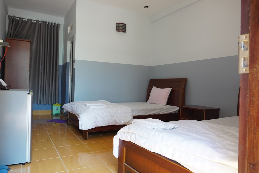 Van Long Elephants Hotel