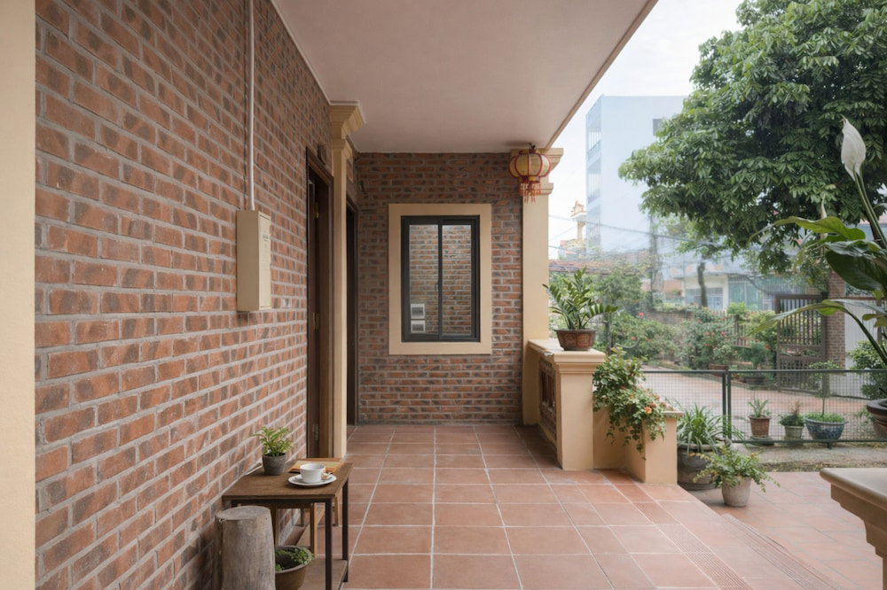 The Stork House - Serene Garden Retreat