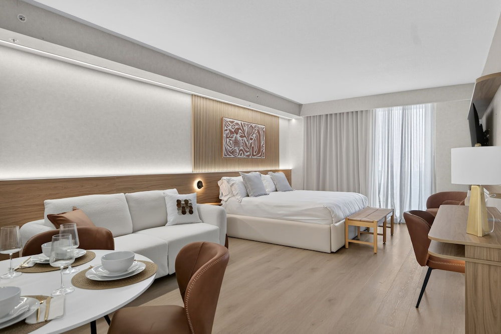 Hotel Luxury Beachfront Escape, Sunny Isles