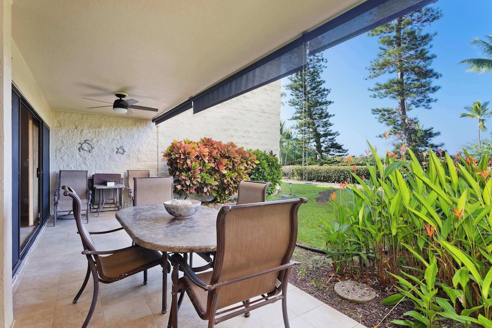 Hotel Keauhou Punahele Lanai, Grill & Garden Views