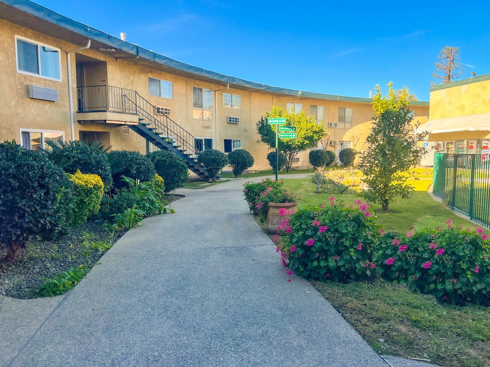 Hotel Hometown Inns North Hills