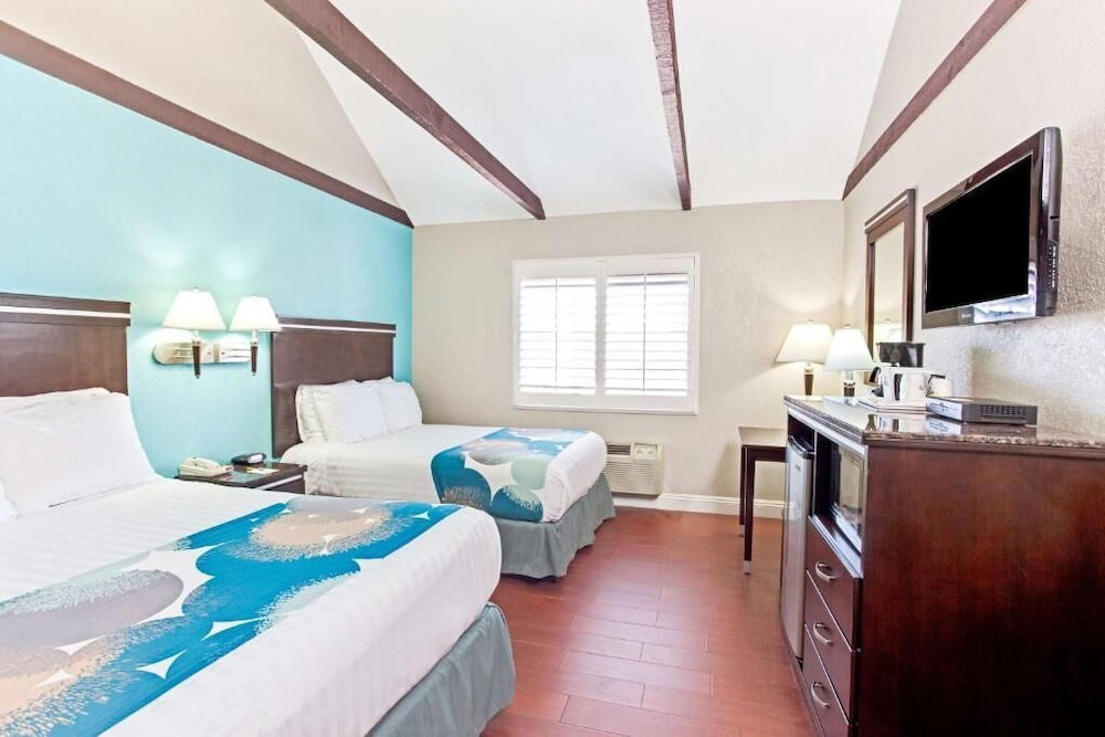 Hotel Cabana Inn & Suites