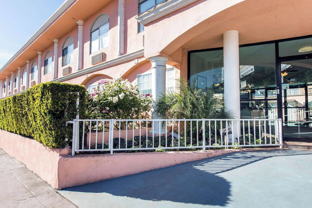 Hotel Rodeway Inn Near Melrose Ave
