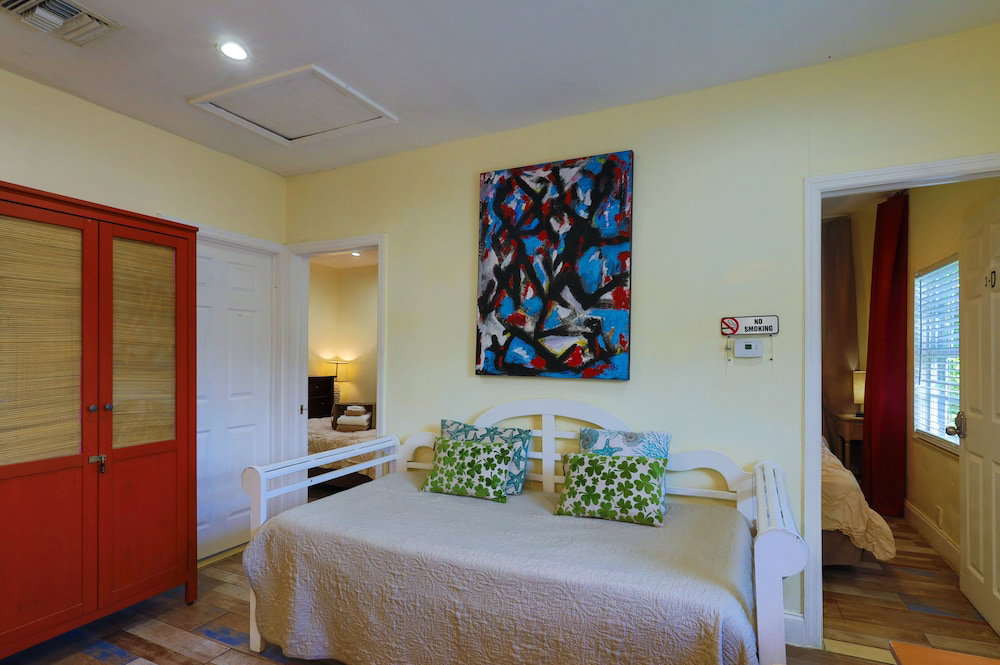 Hotel Private Room At Little Haiti With Free Parking