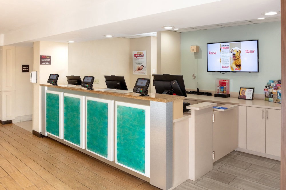 Red Roof Inn Plus+ Miami Airport
