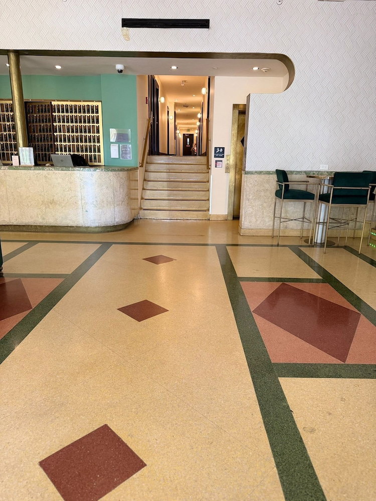 Hotel Crest Hotel Suites