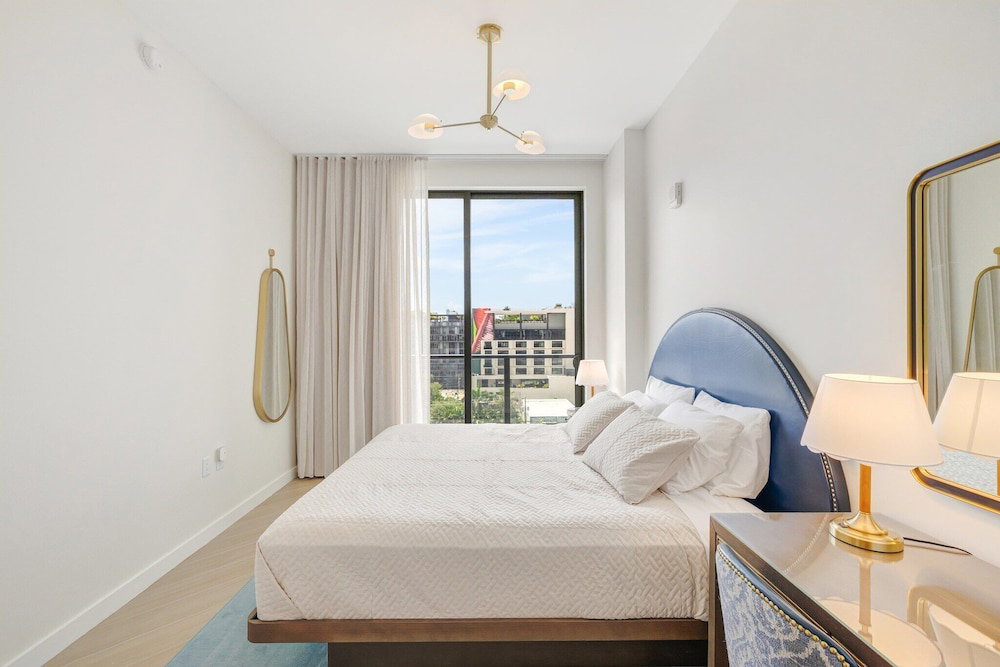 Chic Miami Apt Pool Gym & Sleeps 4