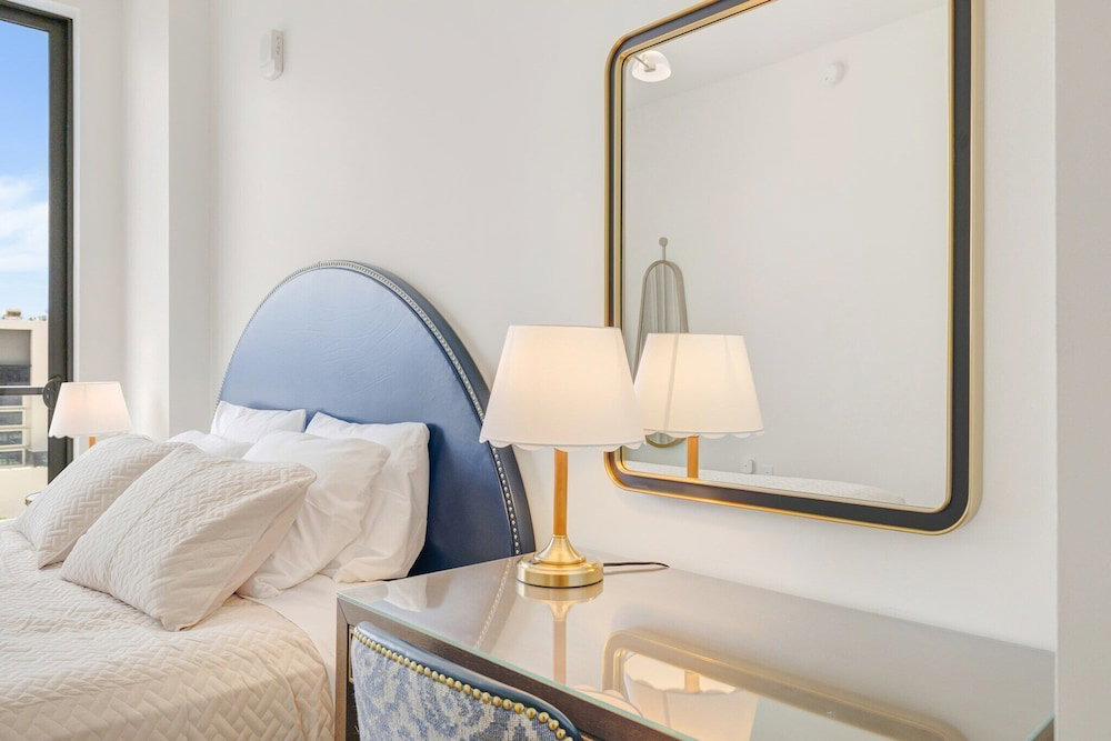 Chic Miami Apt Pool Gym & Sleeps 4