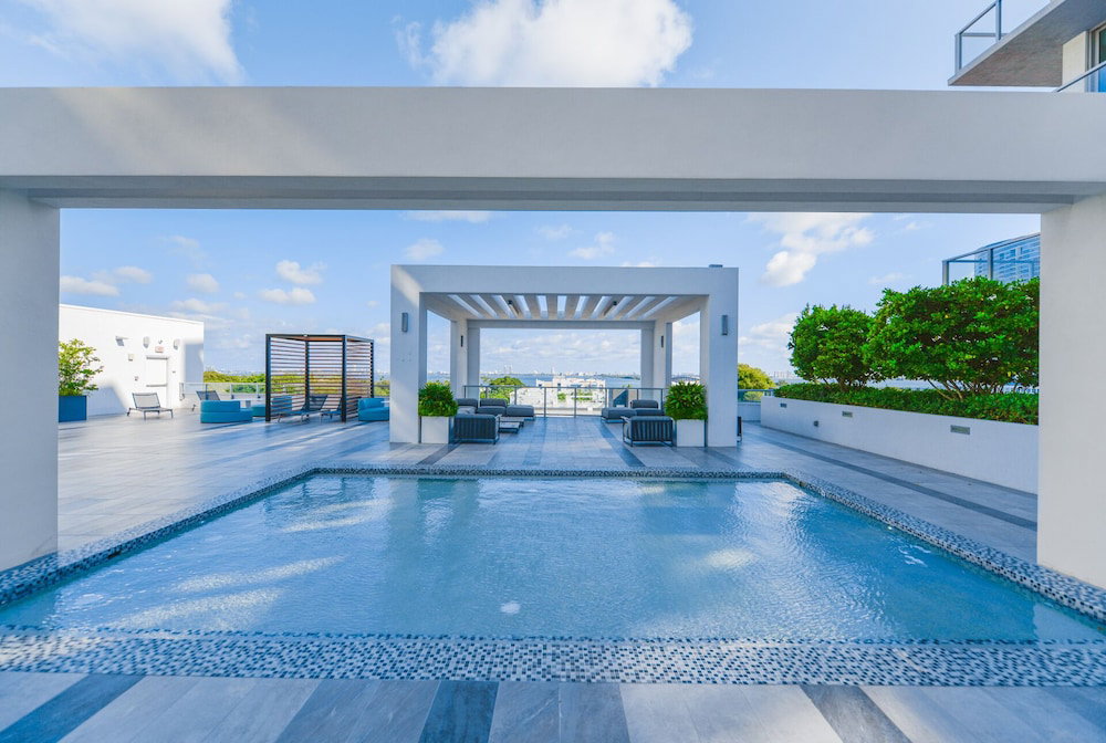 Hotel Luxury Condo With Den At Design District