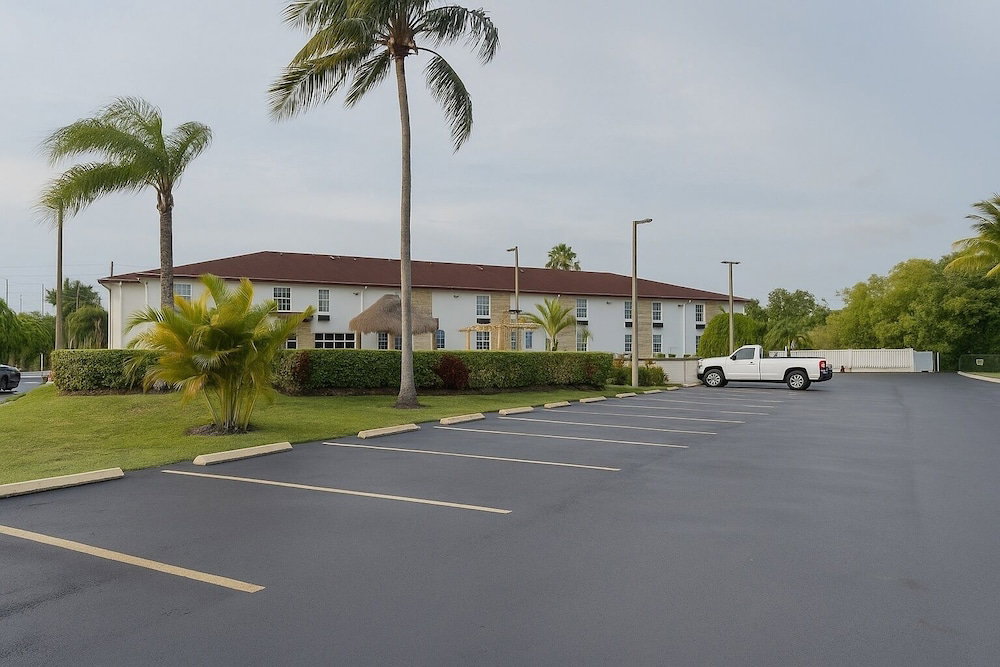 Hotel Belmont Inn & Suites