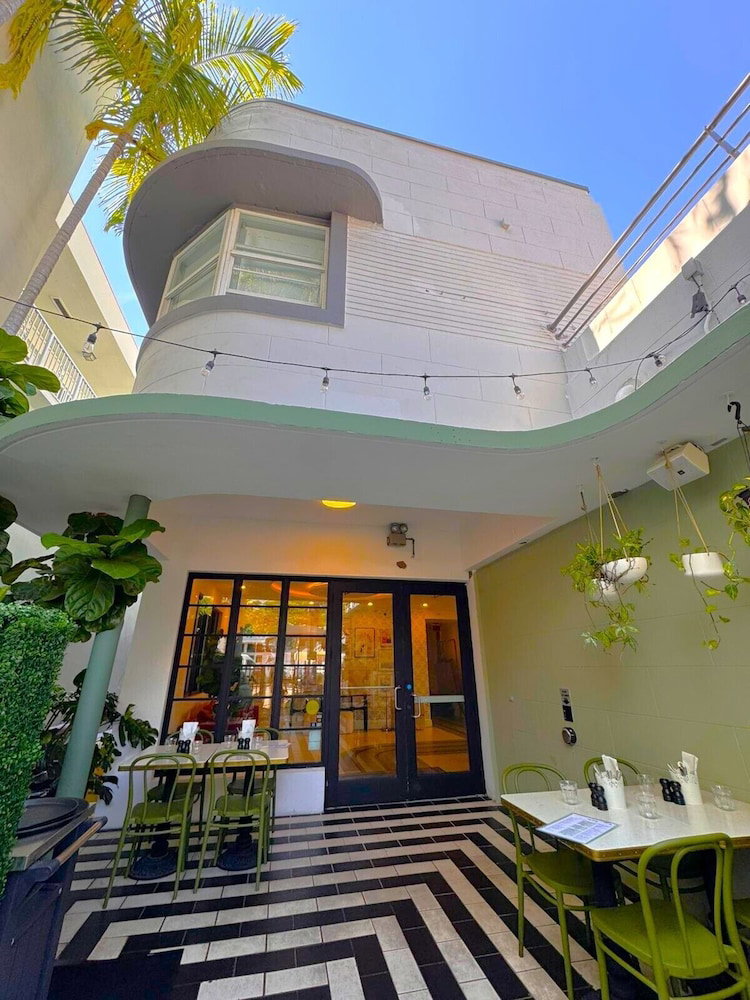 Hotel The Cove By Renzzi