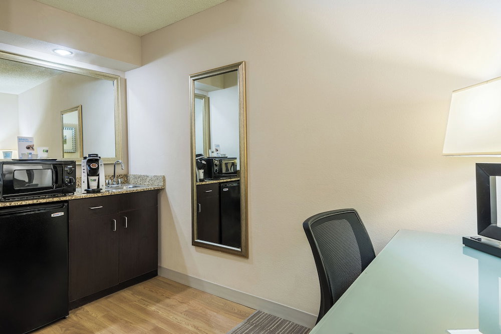 Holiday Inn Express & Suites Kendall East Miami By Ihg