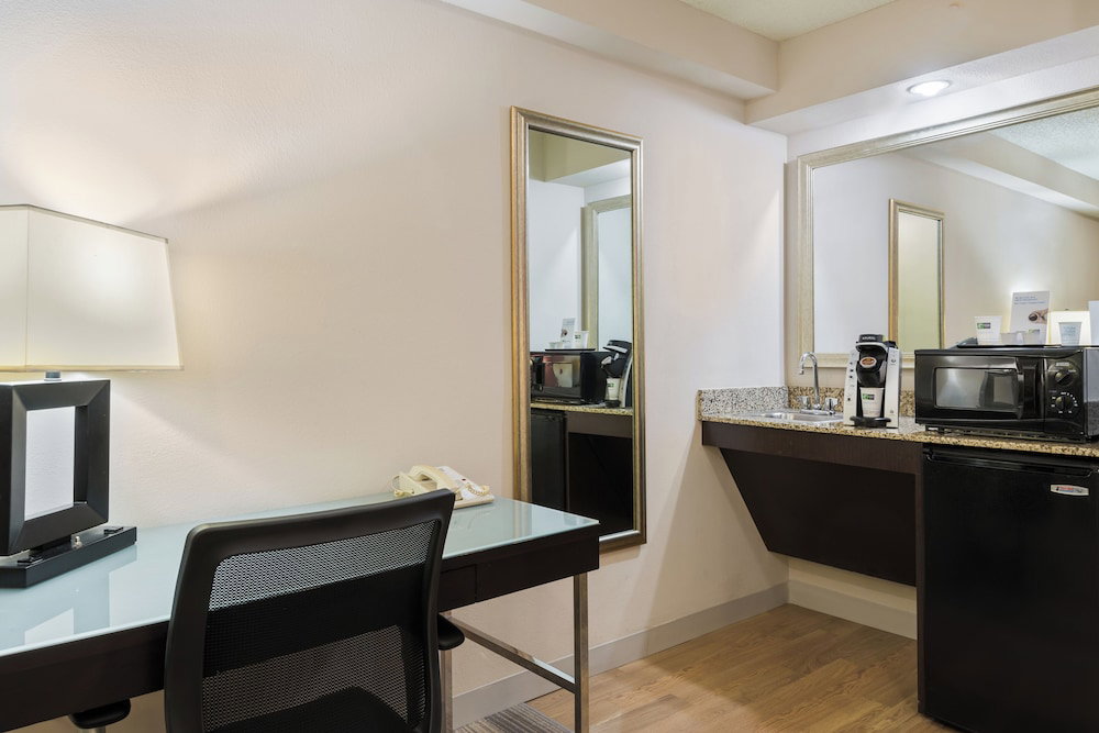Holiday Inn Express & Suites Kendall East Miami By Ihg