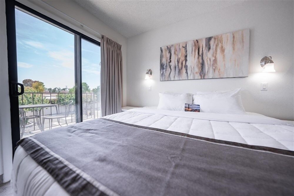 214 Fully Furnished 1Br Suite-Outdoor Pool! By Redawning