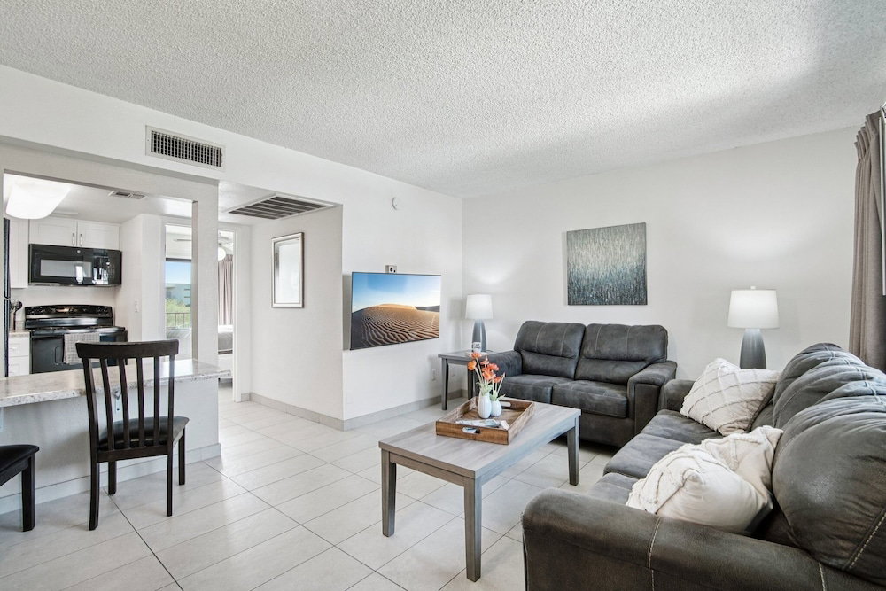 128 Fully Furnished 1Br Suite-Prime Location! By Redawning