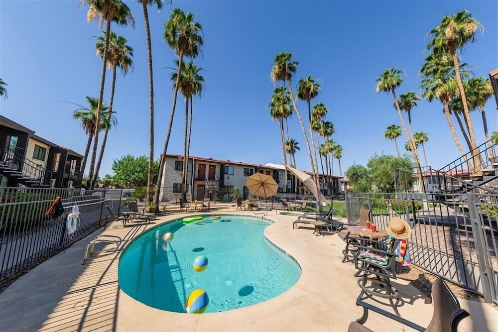 111 Fully Furnished 1Br Suite-Prime Location! By Redawning