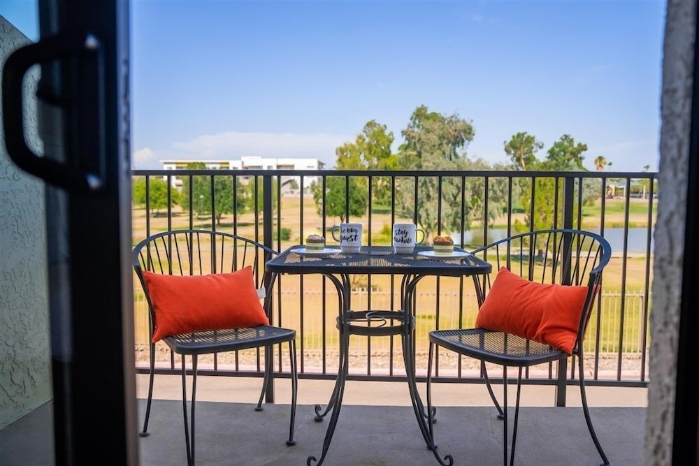 236 Fully Furnished 1Br Suite-Outdoor Pool! By Redawning