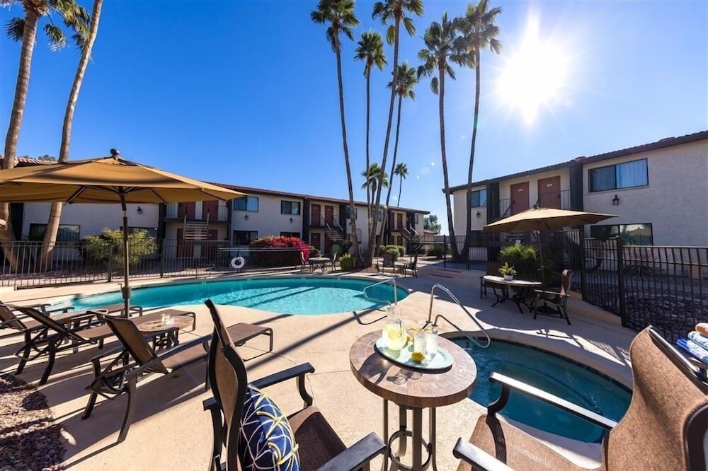 120 Fully Furnished 1Br Suite-Prime Location! By Redawning