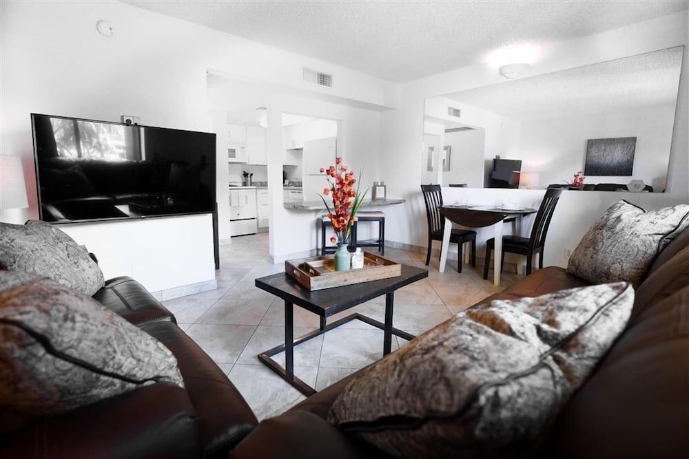 215 Fully Furnished 1Br Suite-Outdoor Pool! By Redawning