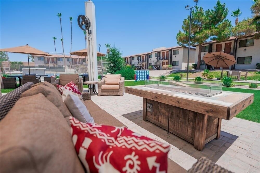 205 Fully Furnished 1Br Suite-Prime Location! By Redawning