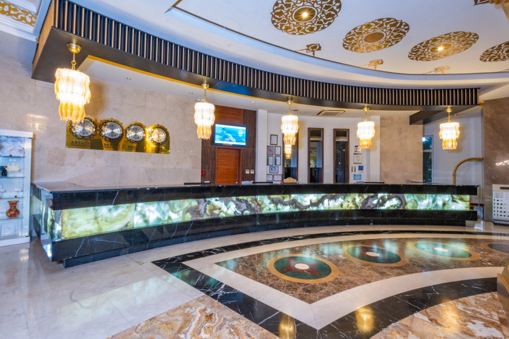 dal travel Side Crown Palace